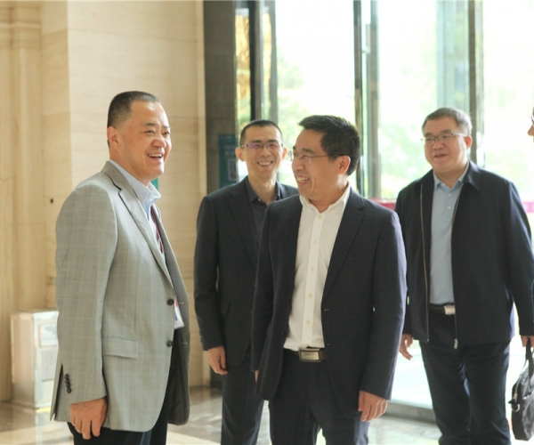 商务部国家茧丝绸协调办公室副司长陈平，，河池市委常委、、副市长杜际鹏莅临调研指导